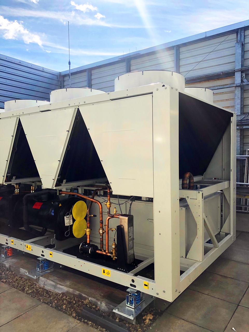 First UK Installation of Carrier’s Ultra-Low GWP HFO Chiller Lands at Gatwick Airport