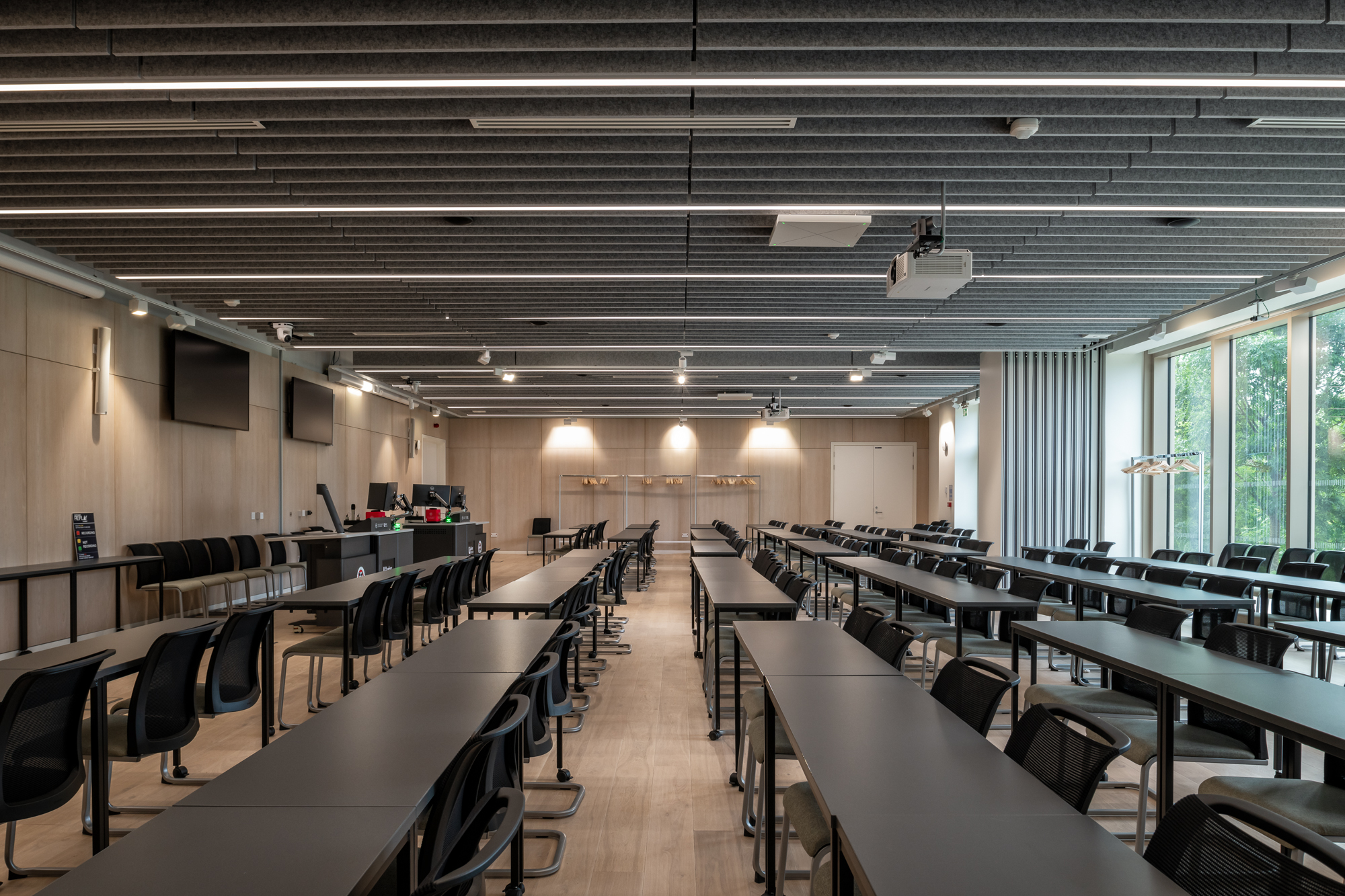 Trilux The Usher Building LoRes 036 TRILUX Lights to inspire innovation, team interactions and automation